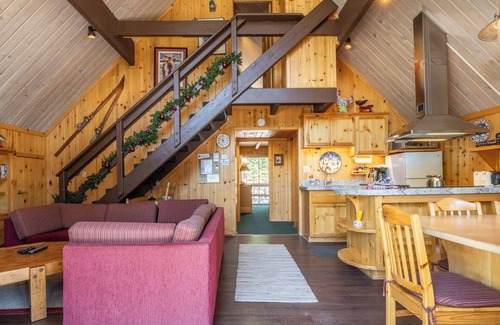 Mammoth Lakes Ski Chalet | Chalet #17, Charming Ski in/Ski Out Steps to the