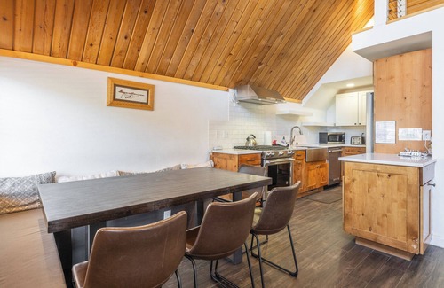 Mammoth Lakes Ski Chalet | Chalet #19, Closest Chalet to the Gondola 5 Bedroo