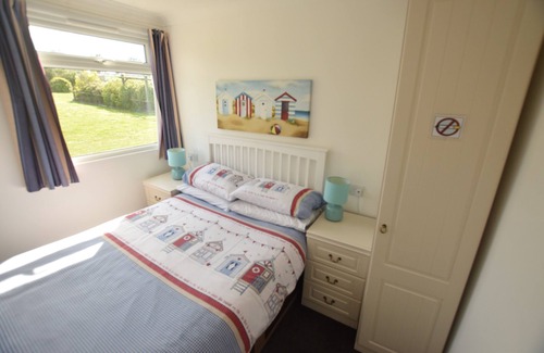 Sandown Ski Chalet | Chalet 21, Sandown Bay, Isle of Wight, Free WiFi, Sleeps 4-6