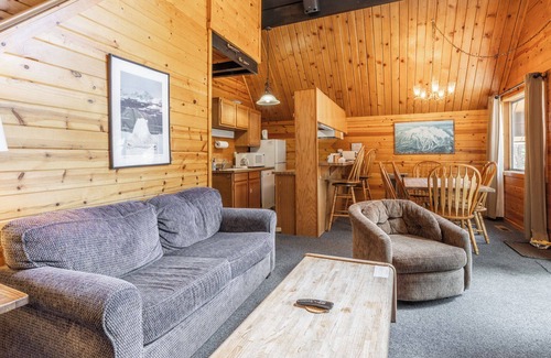 Mammoth Lakes Ski Chalet | Chalet #25, Charming Ski in/Ski Out, just steps to the Mountain