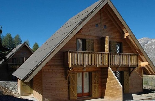La Joue du Loup Ski Chalet | Chalet, 350m from ski slopes, fitness, terrace, balcony, parking, tv, ski locker, 43m²