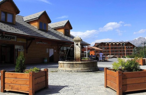 La Joue du Loup Ski Chalet | Chalet, 350m from ski slopes, fitness, terrace, balcony, parking, tv, ski locker, 43m²