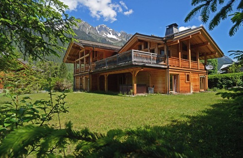 Les Praz-de-Chamonix Ski Chalet | Chalet 5 * 5 en suite bedrooms sauna jacuzzi