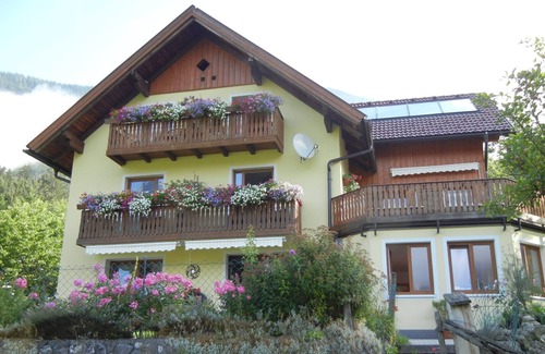 Obertraun Ski Chalet | Chalet 5 mins from Lake Hallstatt. 5 en-suite double rooms, quiet place.