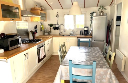 Caurel Ski Chalet | Chalet 'Au Bord Du Lac De Guerlédan' with Lake View, Shared Terrace and Wi-Fi