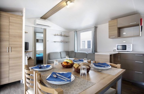 Burinhosa Ski Chalet | Chalet 'Bungalow T3 I I -15 Min From Nazaré' with Shared Pool, Private Terrace and Air Conditioning