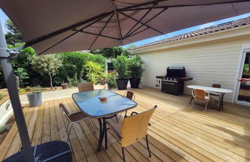 Gassin House | Chalet Californien rénové, superbe piscine dans la résidence, central, ST Tropez 7km!