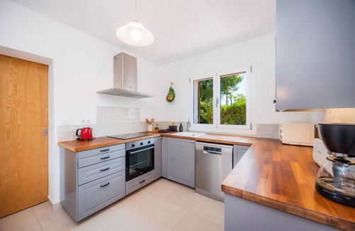 Cala Murada Ski Chalet | Chalet 'Casa Inés' with Private Terrace, Wi-Fi and Air Conditioning