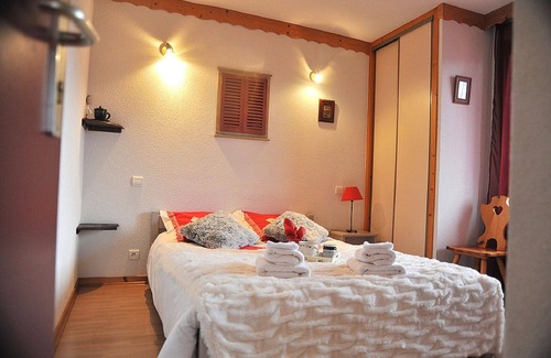 Feissons-sur-Salins Cottage | CHALET DE LA YODINE - GITE 27 PERSONS IN SAVOIE - TARENTAISE VANOISE Bedroom 3