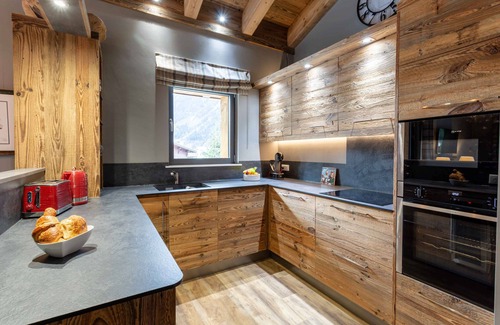 Chamonix-Mont-Blanc Apartment | Chalet des Amis appt 2 - an apartment that sleeps 6 guests in 3 bedrooms