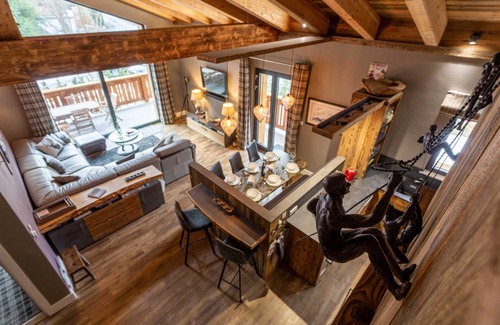Chamonix-Mont-Blanc Apartment | Chalet des Amis appt 2 - an apartment that sleeps 6 guests in 3 bedrooms