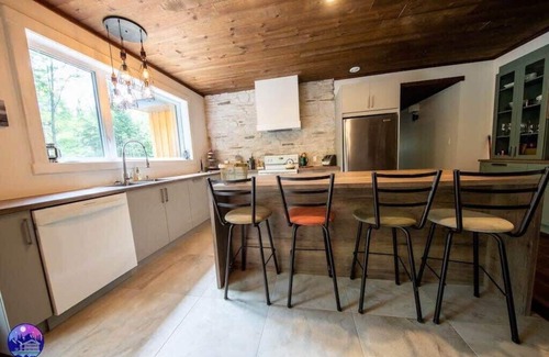 Mansonville Ski Chalet | Chalet Deschamps | spa | dog friendly