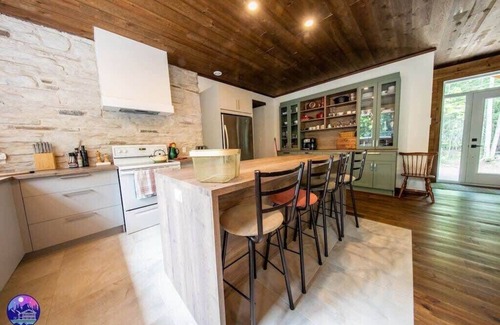 Mansonville Ski Chalet | Chalet Deschamps | spa | dog friendly