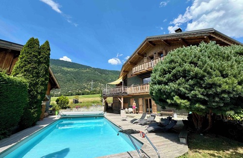 Seez Ski Chalet | Chalet du chat - sleeps 10, fireplace, jacuzzi, pool, parking