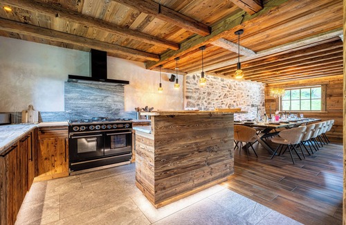 Champagny-en-Vanoise Ski Chalet | Chalet 'Gaston' with Mountain View, Wi-Fi and Air Conditioning