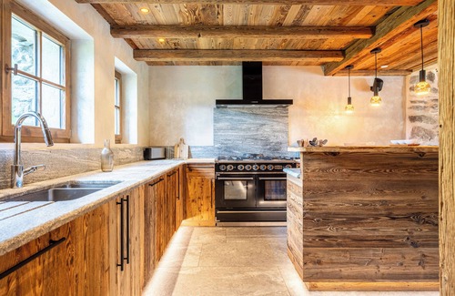 Champagny-en-Vanoise Ski Chalet | Chalet 'Gaston' with Mountain View, Wi-Fi and Air Conditioning