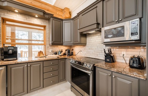 Fiddler Lake Resort Ski Chalet | Chalet Golden Bear on Fiddler Lake with private spa, sauna, heated pool & more!