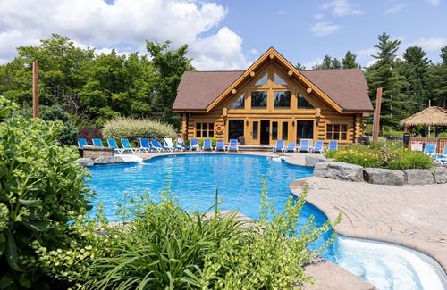 Fiddler Lake Resort Ski Chalet | Chalet Golden Bear on Fiddler Lake with private spa, sauna, heated pool & more!