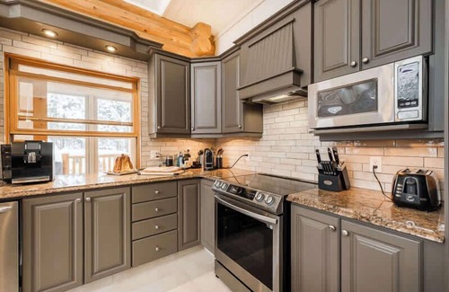 Mille-Isles Ski Chalet | Chalet Golden Bear at Fiddler Lake with spa, sauna, and private pool