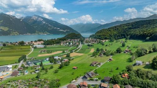 Spiez Apartment | Chalet In The Countryside Kitchen Parking Lot
