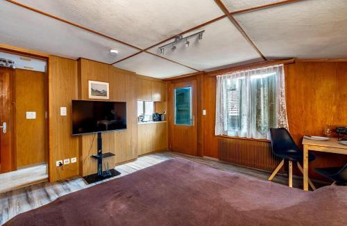 Spiez Apartment | Chalet In The Countryside Kitchen Parking Lot