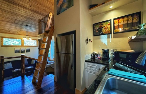 Grants Pass House | Chalet in the woods guesthouse.