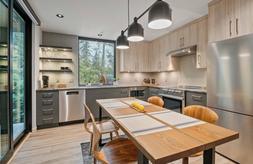 Sea to Sky Highway Ski Chalet | Chalet in Whistler - Scandinavian Ski Retreat