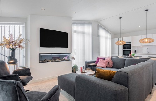 Wemeldinge House | Chalet in Zeeland With Private Jetty