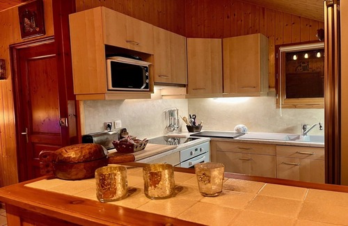 Saint-Crepin Ski Chalet | Chalet l'écrin du bonheur, private garden, swimming pool, lakes, rivers, mountains