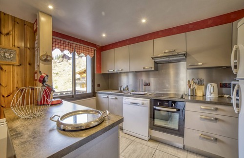 Les Carroz-d'Araches Ski Chalet | Chalet 'L'orée Du Bois' with Mountain View, Private Terrace and Wi-Fi