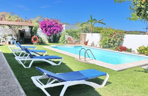 Conil de la Frontera Ski Chalet | Chalet la Dehesa with fenced pool