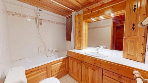 Meribel-Mottaret Apartment | Chalet La Grande Ourse Meribel - 165m2 apartment almost ski-in ski-out