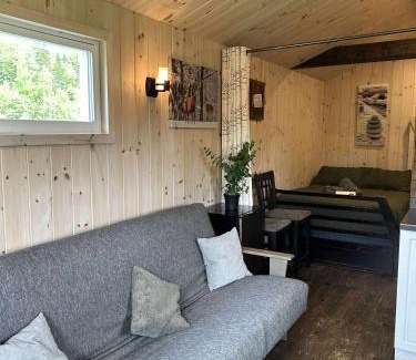 Notre-Dame-Auxiliatrice-de-Buckland House | Chalet le Coyote Lac, Micro Ferme, Sentier Du Domaine, Vue Sur Les Monts, Idéal 2 4 Personnes
