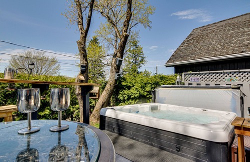 Mauricie Ski Chalet | Chalet le petit manoir SPA and SAUNA VIEW OF THE SAINT-MAURICE RIVER