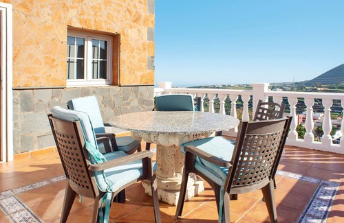 La Solana Ski Chalet | Chalet Mirador Los Hoyos with Mountain View, Garden & Wi-Fi