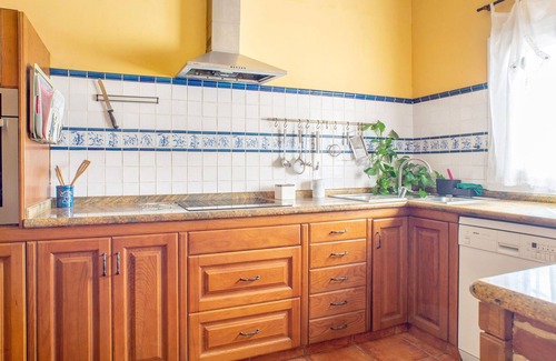 La Solana Ski Chalet | Chalet Mirador Los Hoyos with Mountain View, Garden & Wi-Fi