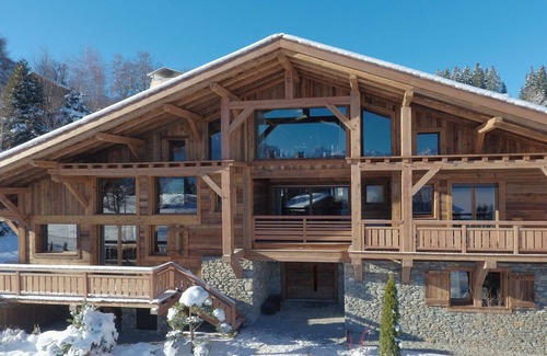 Combloux Ski Chalet | Chalet 'My World' with Private Pool, Private Garden and Wi-Fi