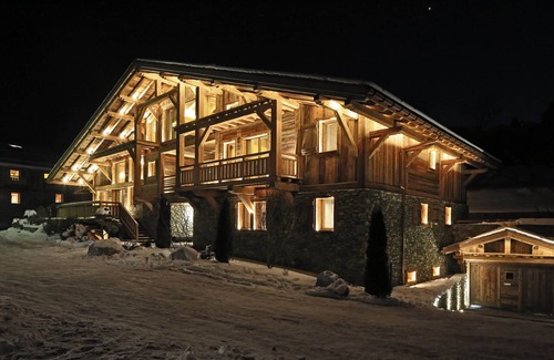 Combloux Ski Chalet | Chalet 'My World' with Private Pool, Private Garden and Wi-Fi