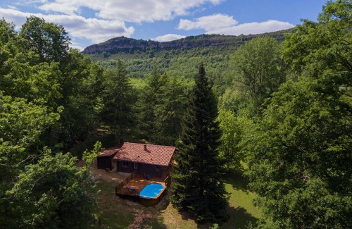 Saint-Antonin Noble Val Ski Chalet | Chalet near river in a wooded park & heated pool