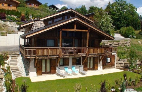 Randogne Ski Chalet | Chalet Renard Blanc is a luxurious yet cosy home for skiing , golf and hiking.