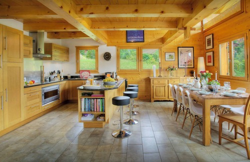 Le Chinaillon Ski Chalet | Chalet Tolar - mountain holiday base, hot tub and piste view - OVO Network