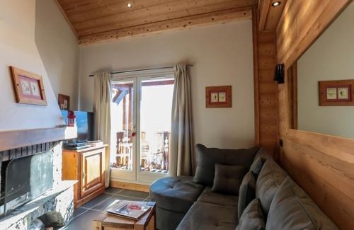 Val-Thorens Ski Chalet | Chalet Triplex 75m² Val Thorens - 2 Chambres, 1 Cabine, Cheminée, WiFi, Proche Pistes et Commerces - FR-1-637-11