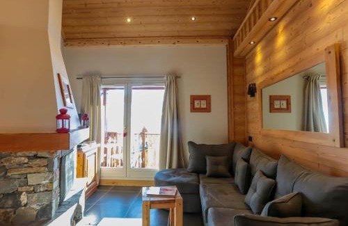 Val-Thorens Ski Chalet | Chalet Triplex 75m² Val Thorens - 2 Chambres, 1 Cabine, Cheminée, WiFi, Proche Pistes et Commerces - FR-1-637-11