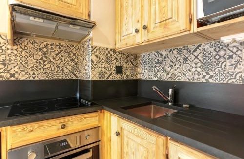 Val-Thorens Ski Chalet | Chalet Triplex 75m² Val Thorens - 2 Chambres, 1 Cabine, Cheminée, WiFi, Proche Pistes et Commerces - FR-1-637-11