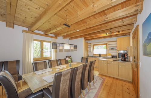 Oberndorf bei Kitzbuhel House | Chalet Villa Rosa in the 5000 m² hotel garden - Rosenhof