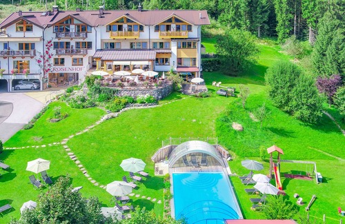 Oberndorf bei Kitzbuhel House | Chalet Villa Rosa in the 5000 m² hotel garden - Rosenhof