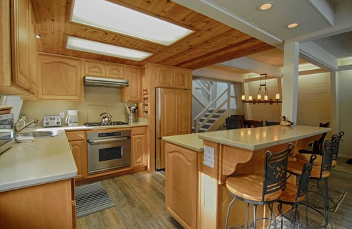 Carnelian Bay Cabin | Chalet w/Large Deck, Ping Pong Table, Spacious Bunk Room "Agate Bay Chalet"