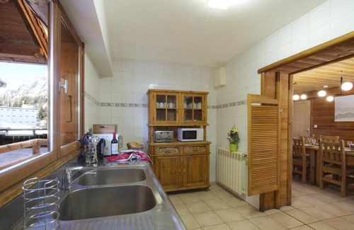 Les Deux Alpes Ski Chalet | Chalet, wifi, 2nd floor, terrace, balcony, fireplace or stove, parking, tv, ski locker, 244m²