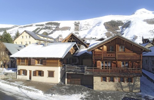 Les Deux Alpes Ski Chalet | Chalet, wifi, 2nd floor, terrace, balcony, fireplace or stove, parking, tv, ski locker, 244m²