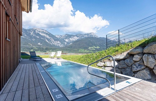 Haus im Ennstal Ski Chalet | Chalet with warm pool on terrace